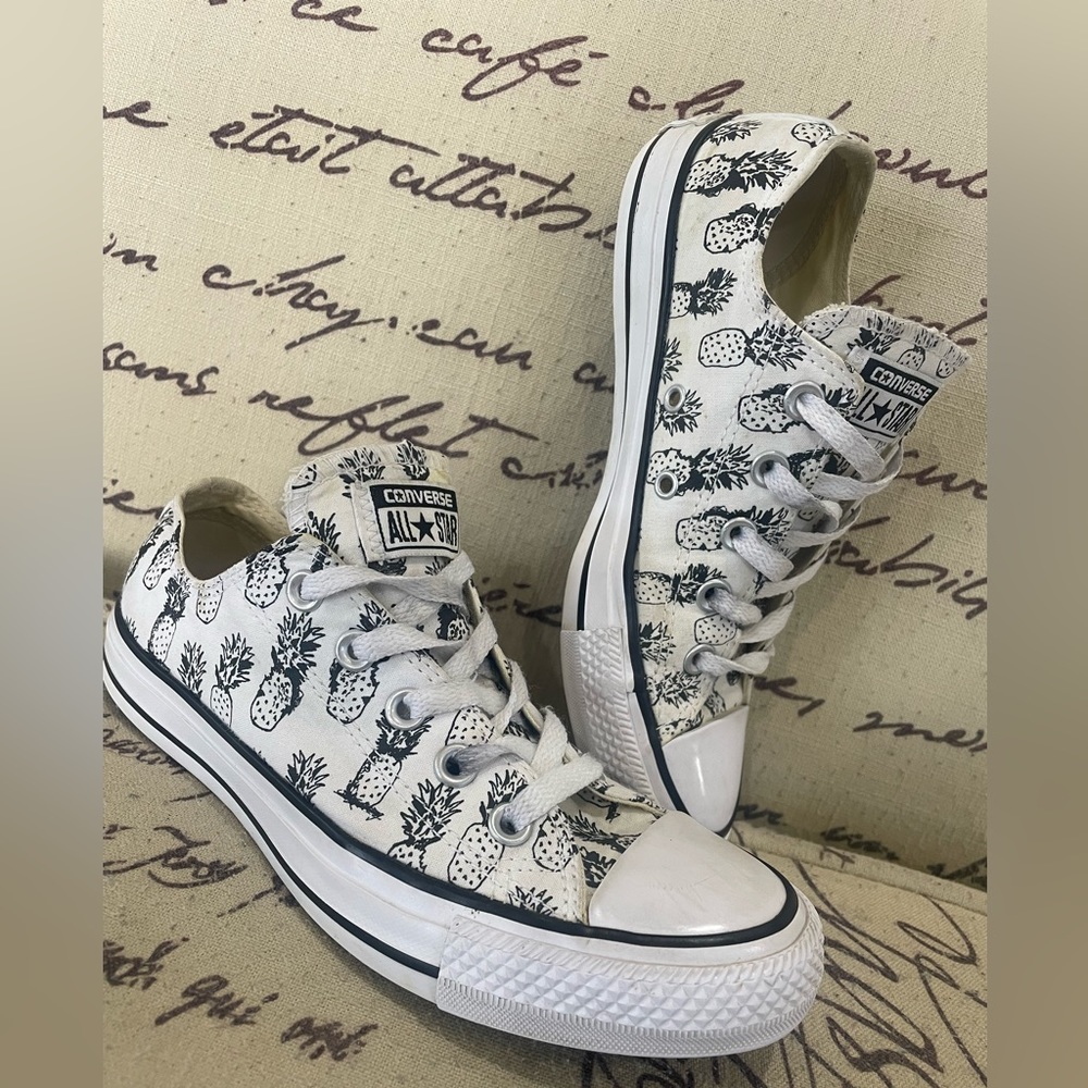 Women’s Converse All Star Chuck Taylor Low Tops Pineapple Edition Size 6